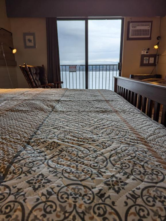 Oceanfront King Room with Private Balcony 2nd Floor - Photo 13